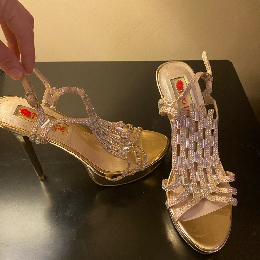 Beautiful high pumps